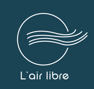 logo de la société L'air libre représentant un cercle et quatre vagues blancs sur fond bleu, avec le texte L'air libre dessous