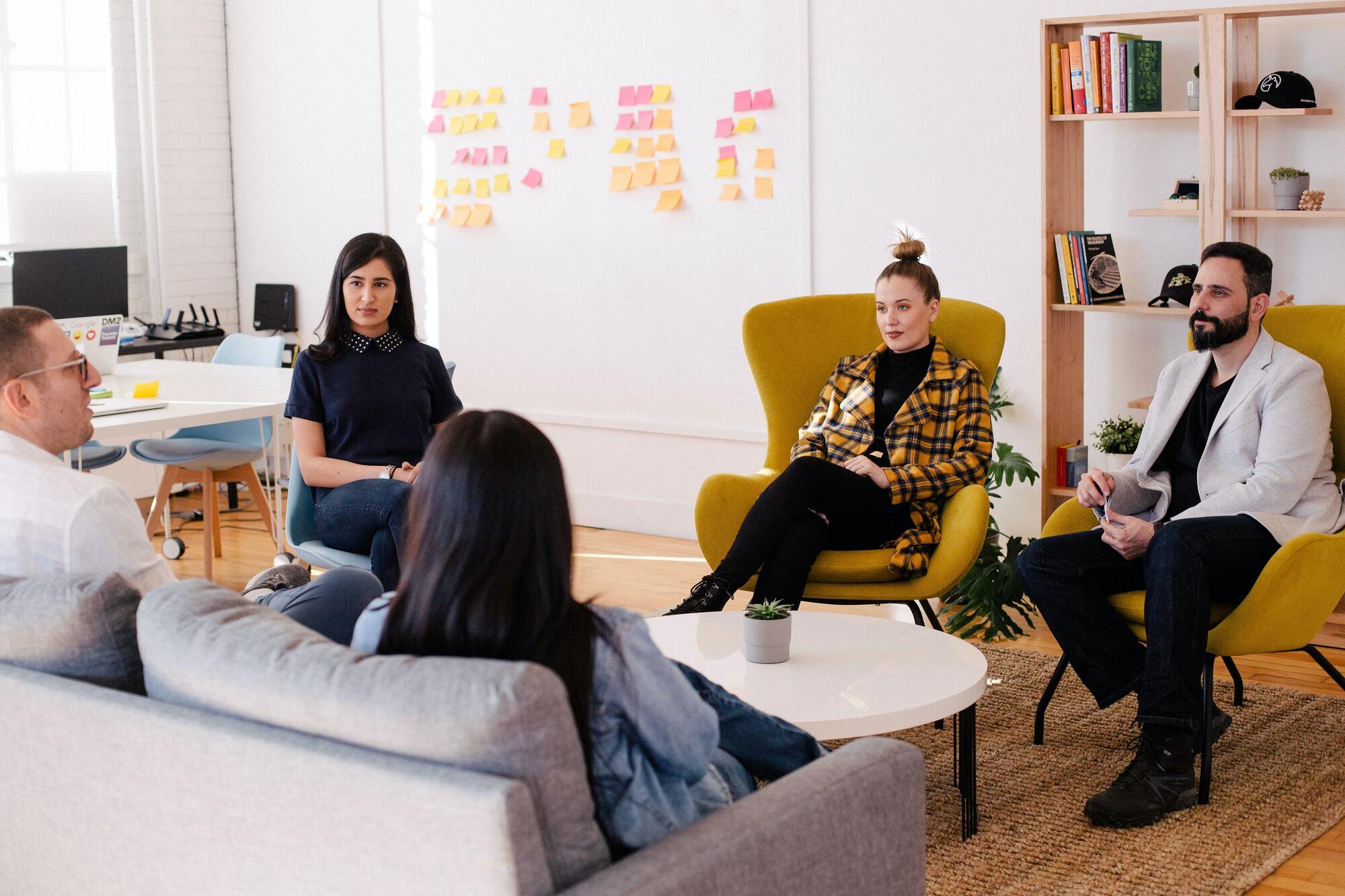 quatre personnes assises dans un atelier de créativité